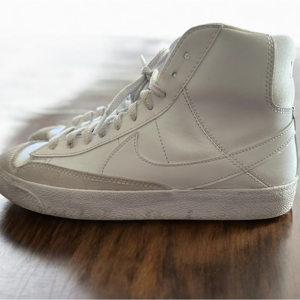 Nike Youth size 7 White High-Top Sneakers.  White leather Nike Blazers